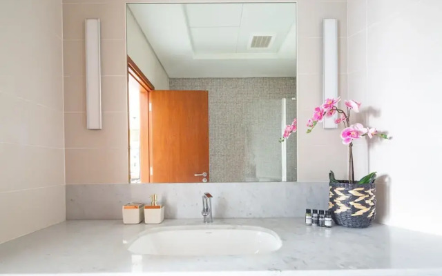 Serene Studio Apartment in Central Park Towers