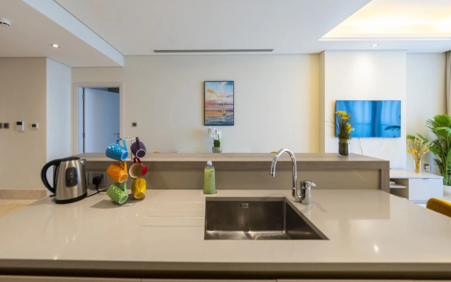 Spacious beachfront 2 bedroom apartment