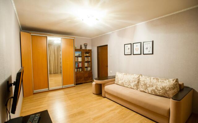 Cozy 2 Bedroom Apartment. 1 Min To Subway Station