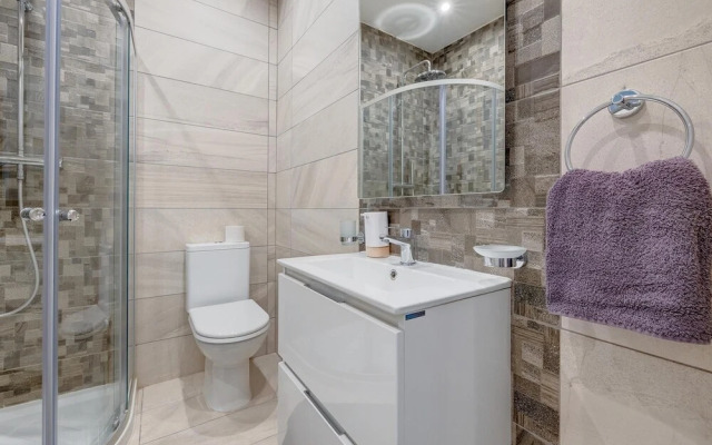 Modern 1BR Apartment, Central Location