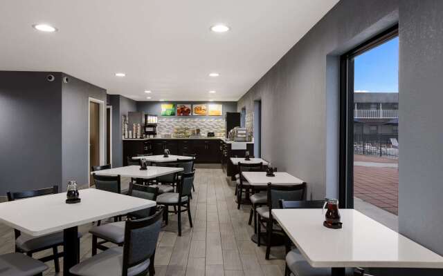 Quality Inn & Suites Big Rapids near University