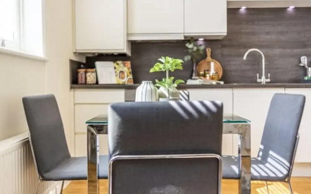 Modern Two Bedroom Apartment in Hammersmith - 207a, London