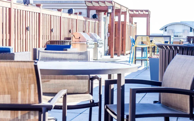 Heaven on Hollywood Furnished Apartments