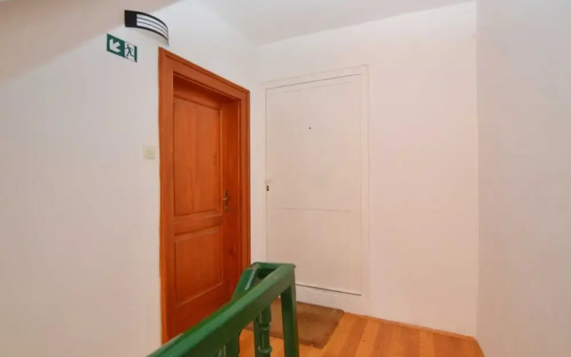 Simple and Sunny Studio Apartment