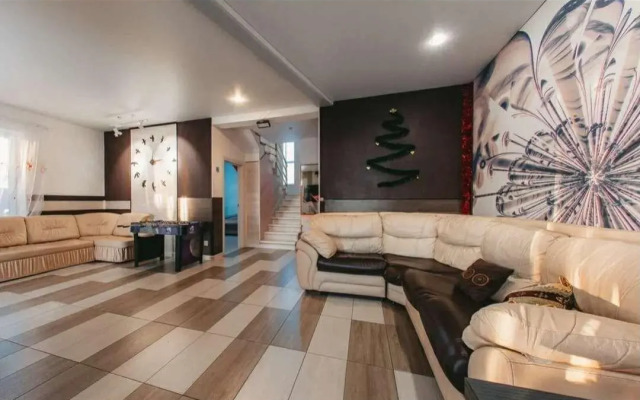 Большой коттедж на Хабаровской