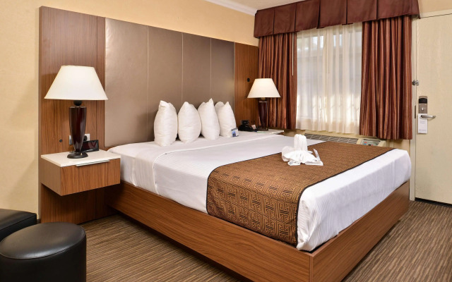 Best Western Hollywood Plaza Inn Hotel - Hollywood Walk of Fame LA