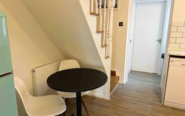 Essex 2-bed House nr Stanstead With Arcade Machine