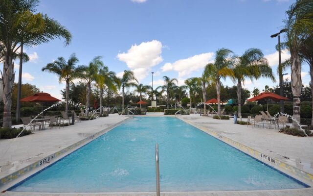 RVH 052 Relax in Centre Court