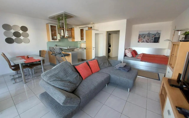 Mischek Tower Apartment with private terrace next to UNO