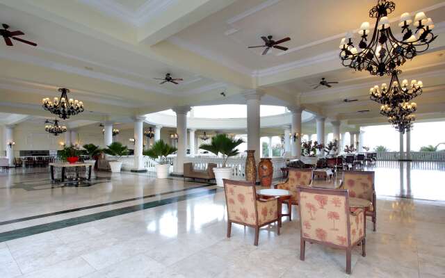 Grand Palladium Lady Hamilton Resort & Spa All Inclusive