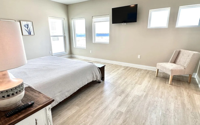 Salty Dog 5 Bedroom Home by RedAwning
