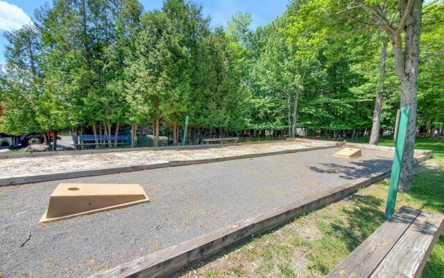 Golf, Ski + Fish: Cabin w/ Deck in Tobyhanna!