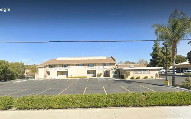 Executive Inn & Suites
