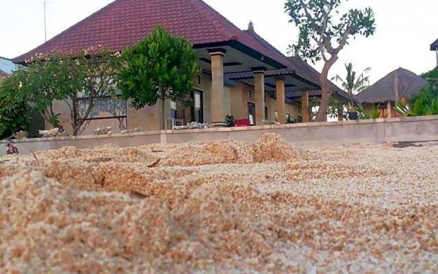 Yogi Beach Bungalow & Restaurant Lembongan