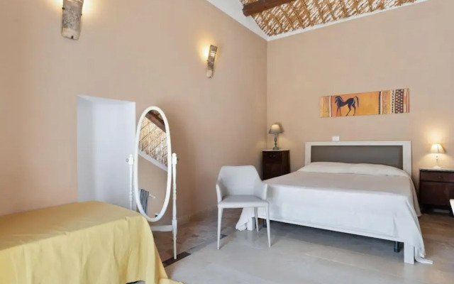 Farmhouse in Noto With Pool and Garden