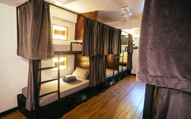 Outpost Beach Hostel - Adults Only