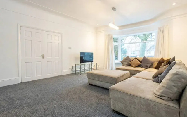 Spacious House With Parking Near Heaton Park