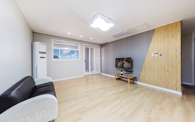 Geoje Beach Mongdol House Pension