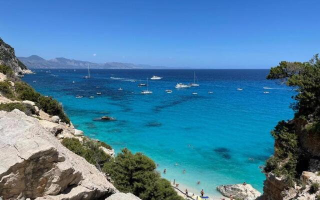 Stylish Home With Views, 4 min Walk to the Beach!!