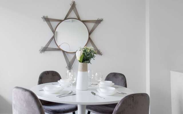Designer Warm Home@mooneeponds+parking/wifi