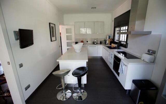 Vila Burriac ,Sunny, Spacious , Private Pool