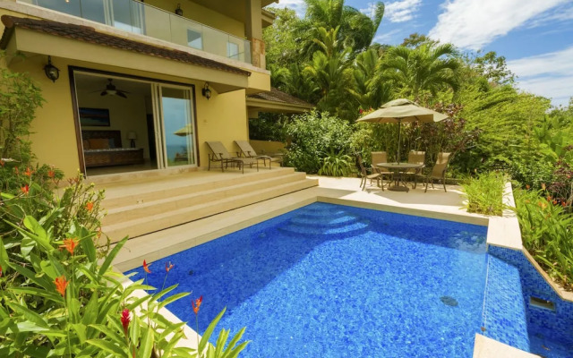 The Island Hub at Red Frog Beach Resort