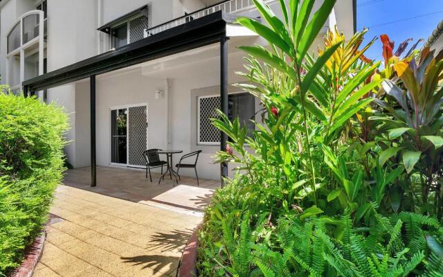 Cairns Reef Apartments & Motel