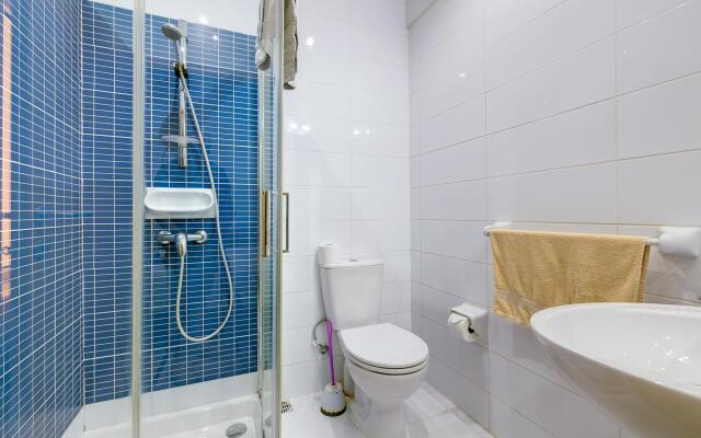 Modern 1BR Maisonette Steps From the Promenade