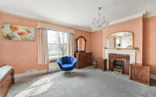Melrose Lodge 4-bedroom house 1-bed flat