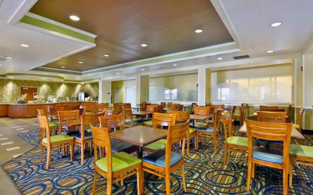 Comfort Inn & Suites Near Universal Orlando Resort - Convention Ctr