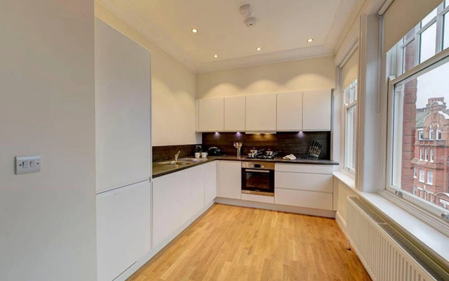 Modern 3 Bed Apartment Next to the Park - 210a