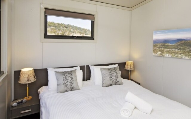 Ecocrackenback 7 'Sustainable, luxurious chalet close to the slopes.'