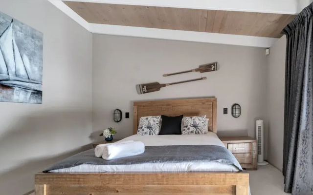 Secluded 3-bed Retreat Moments to the Beach