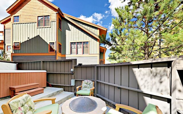 Elegant Townhome with Hot Tub by RedAwning