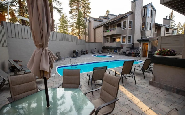 Slopeside Deluxe 2 Bedroom Condo with Free Parking, Spa, Free Gondola (Sierra Megeve 25) by RedAwning