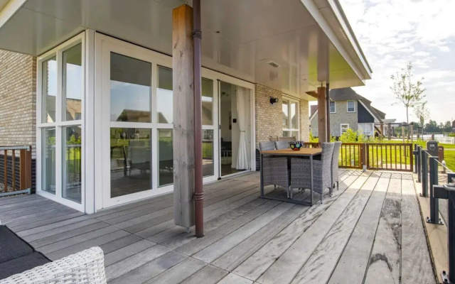 Chic Villa With a Fireplace at Tjeukemeer