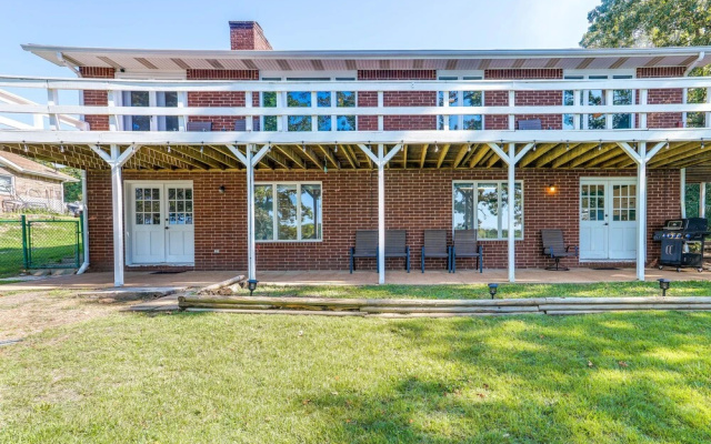 Lakefront Arkansas Escape w/ Grill, Dock & Kayaks!