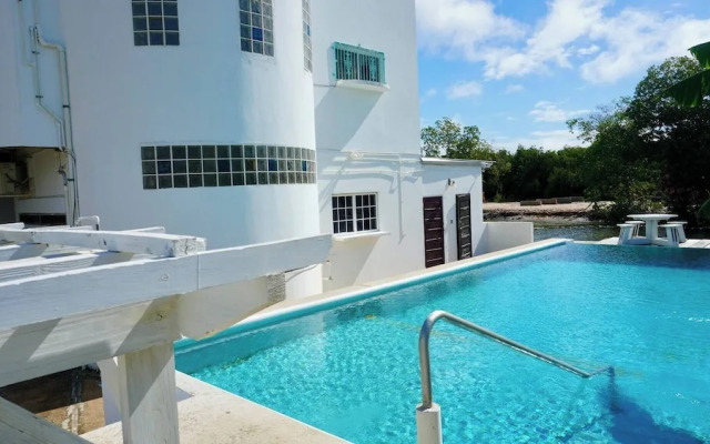 See Belize Waterside Sea View 2-bedroom Apartment w Balcony, Pool & Deck 2nd FL