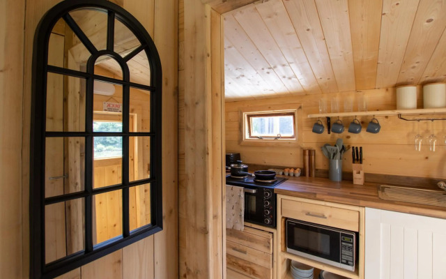 New Stunning Lake View Log Cabin With Hot Tub