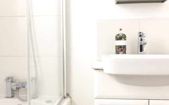 Apartment With Canal View in Broadway Market