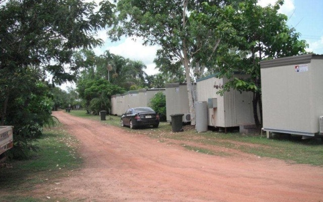Lazy Lizard Tavern and Caravan Park Cabins – Outside – Pine Creek
