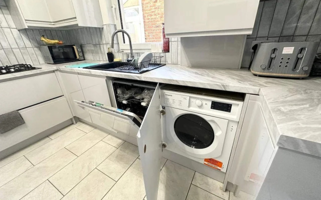 Southsea 5-bed Seaside Retreat- Sleeps 11 & Garden