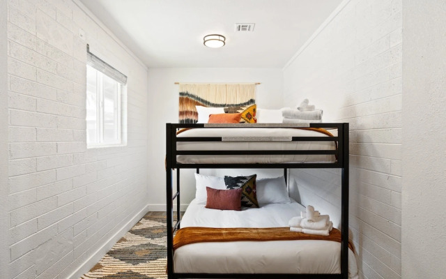 Colt-in Old Town-walk To Entertainment District