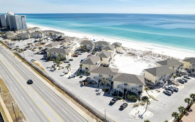 8226 is an upstairs pet friendly studio located in Sandpiper Cove by RedAwning