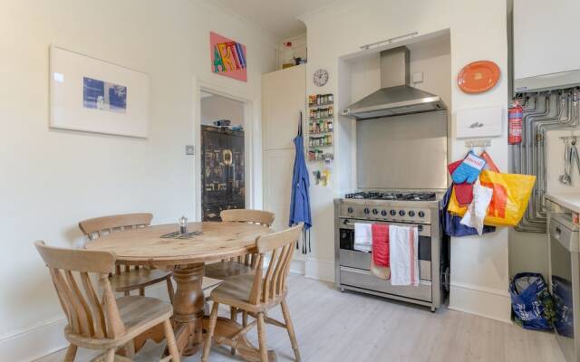 Charming 2 Bedroom Apartment Near Battersea