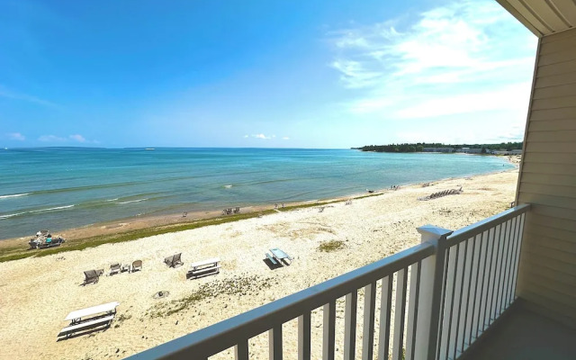 Mackinaw Beach & Bay Inn & Suites