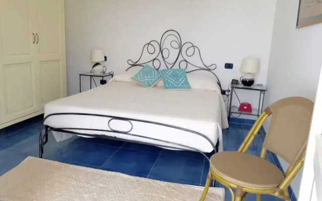 Oltremare apartment with large veranda for 6 people