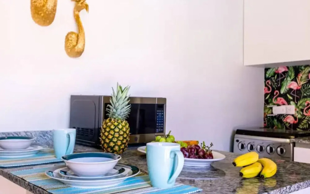 Flamingo Suite 1BR 1BA Apt w Pool Parking