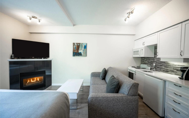 Alpenglow Lodge Sunny Studio with Sitting Area by MVA