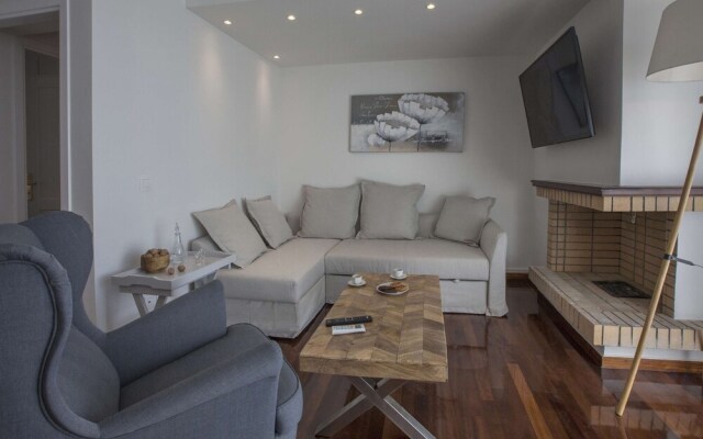 Elegant residence with Panoramic view to Acropolis by GHH